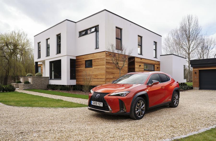  Lexus UX250h F-Sport 2019 года  (UK) (фото 6 из 40)